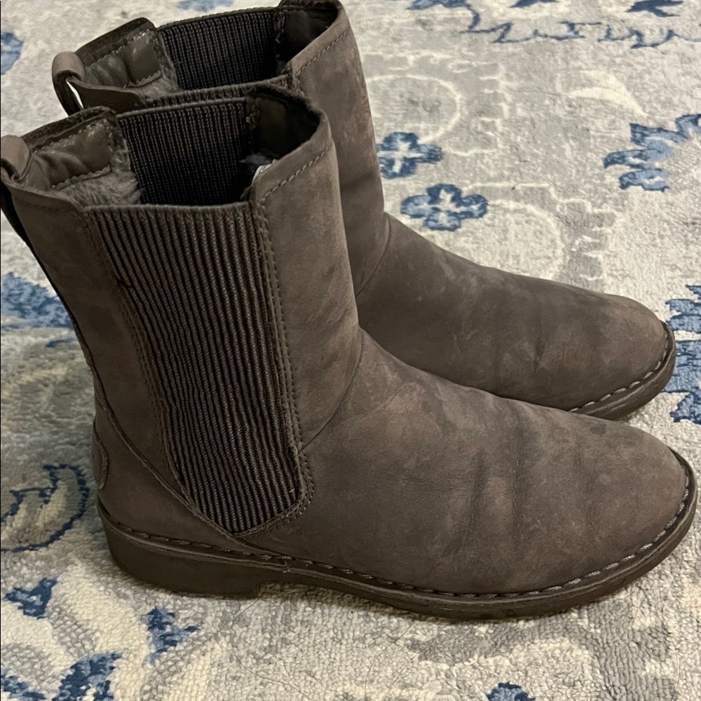 UGG  Gray Short  Boots size 6